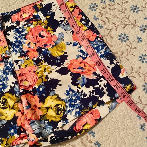 Size 8 Isaac Mizrahi New York Shorts - Navy and Pink Floral - Like New - Picture 8 of 12